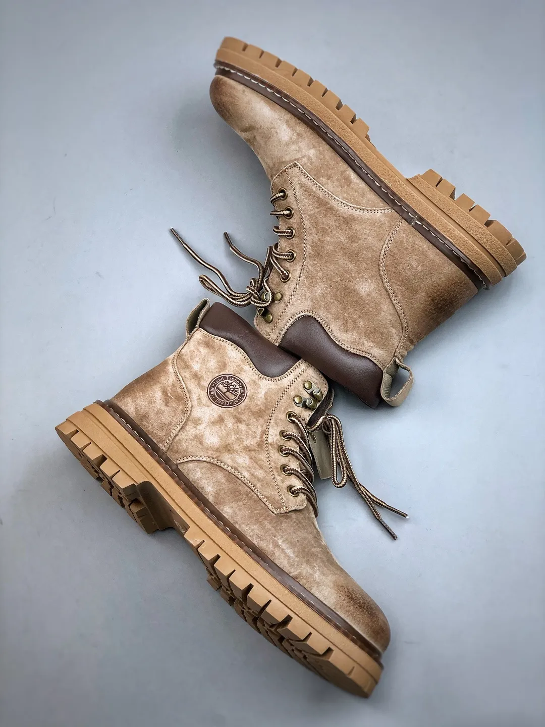 Local self-pickup💰560 supports store placement. New goods🚀#TimberlandTimberland/Timberland outdoor high-top casual rhubarb boots series #Guangdong Dachang quality, original box and original packaging, fashionable and trendy matching. The fabric is made of Italian 🇮🇹 top-grade frosted fine-grained cowhide. It is paired with anti-odor and anti-corrosion genuine leather latex insoles. The outsole and hardware are all made from OEM raw materials. The same as the original Goodyear never-opening process. Good products do not kill pigs. Exclusively launched on the whole network. There is no doubt about the quality. The whole set is packaged in the official website to give you the perfect wearing experience. The quality is exquisite and durable. A must-have for sportsmen. Specially designed to treat those who are not handsome. High-quality and first-class foot feel. Specially used for cold protection and outdoor use this winter. Casual matching for daily use. Size: 38-44 (leather shoe size)